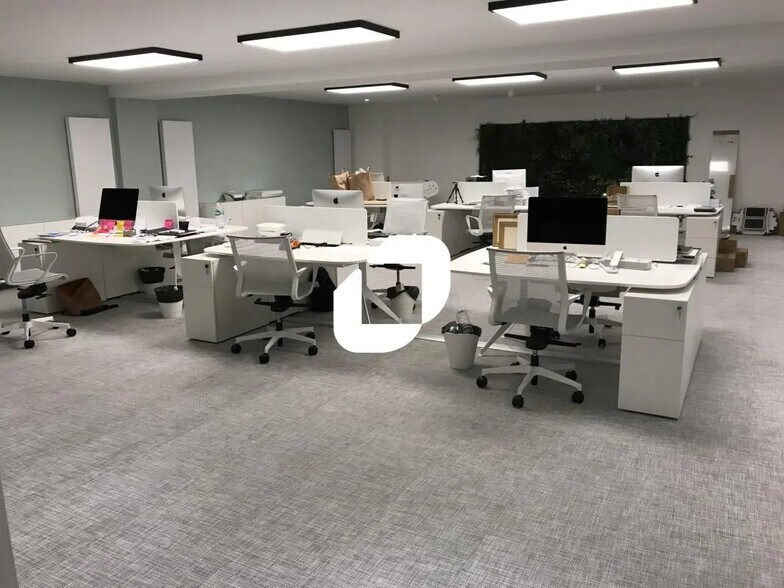 Office in Paris for lease - Building Photo - Image 1 of 13