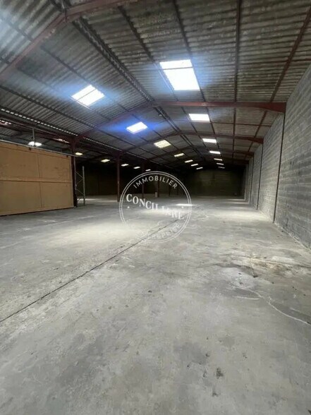 Industrial in Saint-Alban for lease - Interior Photo - Image 2 of 5