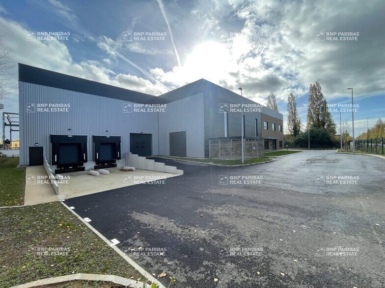 Flex in Trappes for lease - Building Photo - Image 1 of 31