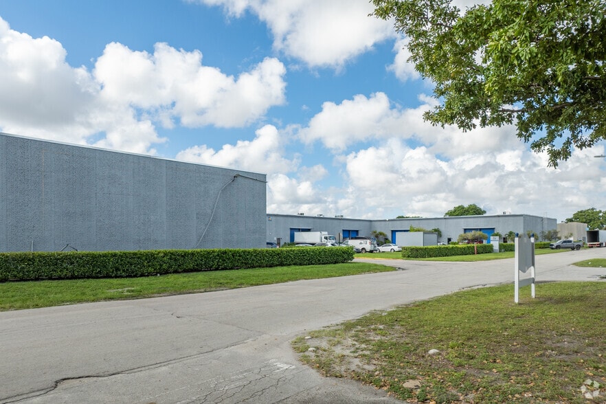 5500-5632 NW 161st St, Hialeah, FL for lease - Building Photo - Image 2 of 7