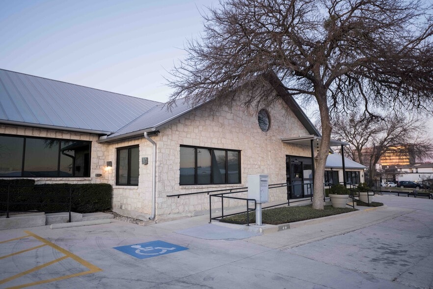 622 Isom Rd, San Antonio, TX for lease - Building Photo - Image 1 of 16