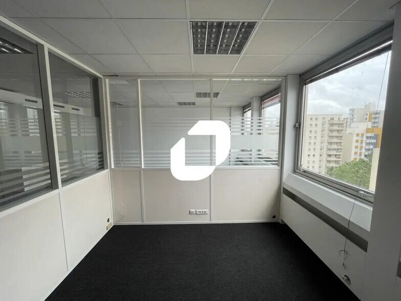 Flex in Créteil for lease - Interior Photo - Image 2 of 8