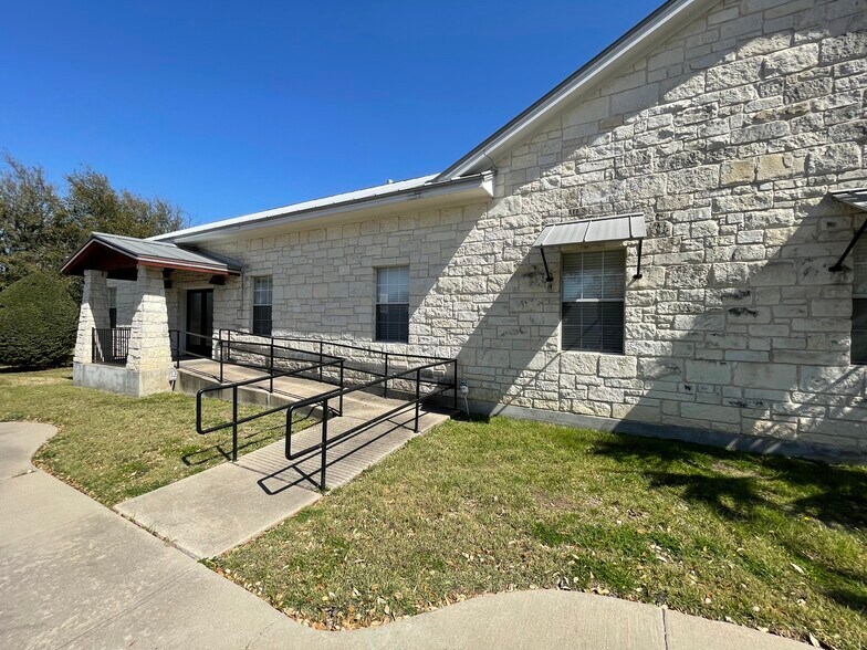 203 N Railroad Ave, Pflugerville, TX for lease - Building Photo - Image 2 of 7