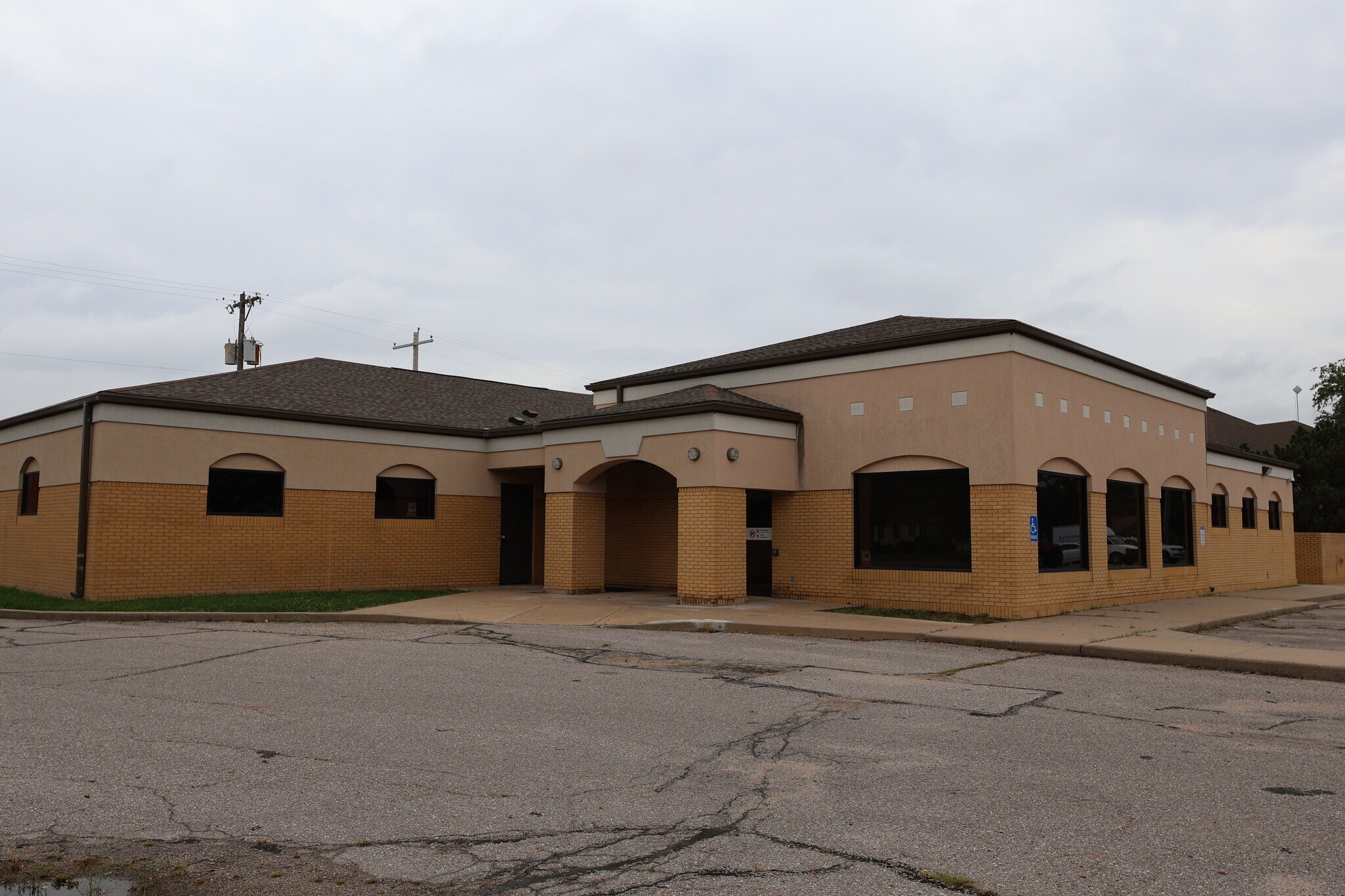 2535 E Lincoln St, Wichita, KS for sale Interior Photo- Image 1 of 5