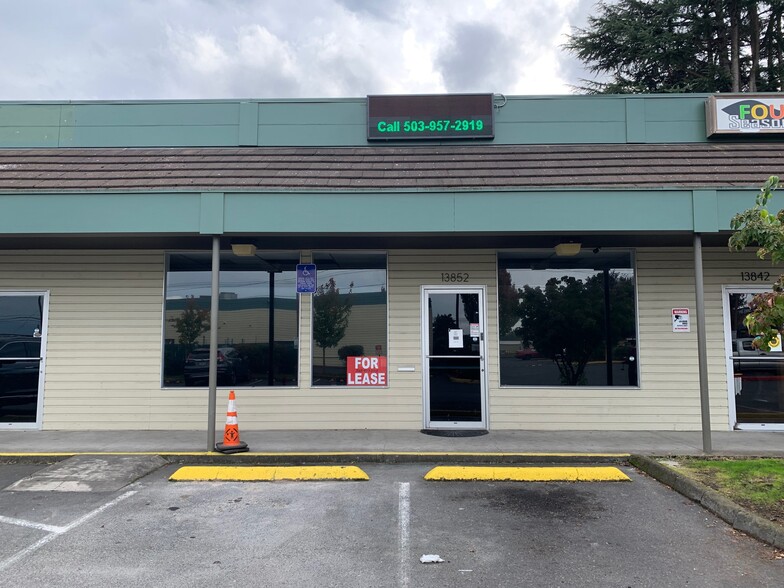 13810-13900 NE Sandy Blvd, Portland, OR for lease - Building Photo - Image 2 of 3