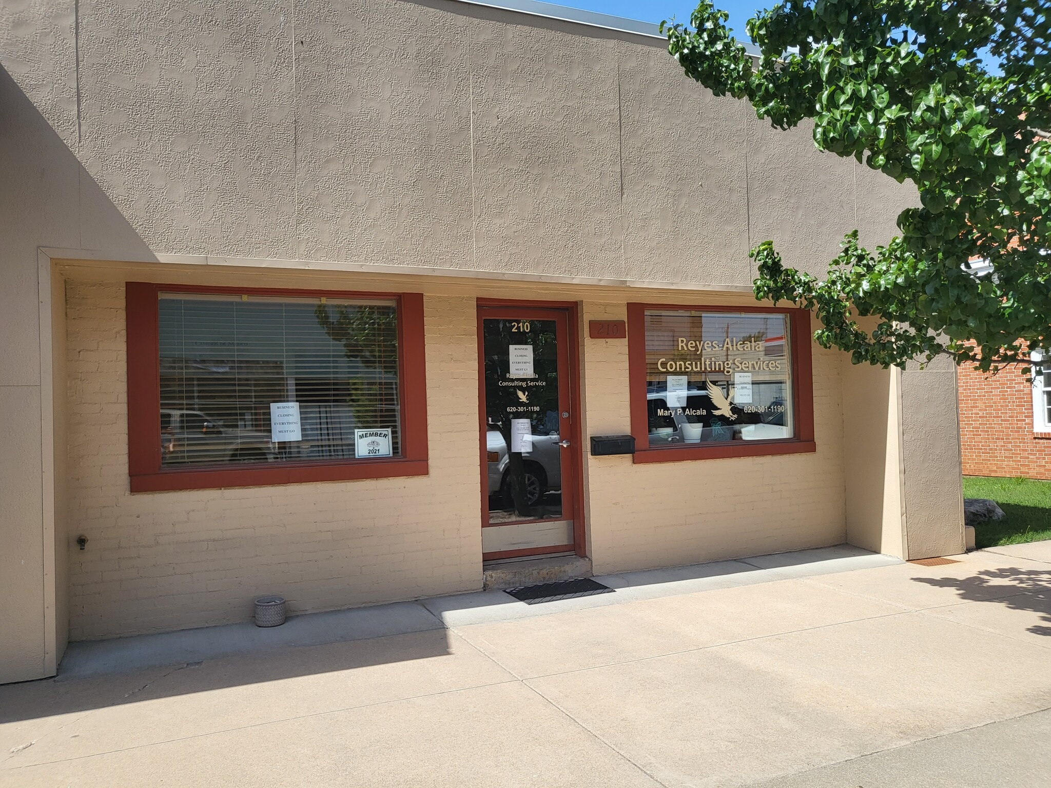 210 E 9th Ave, Winfield, KS 67156