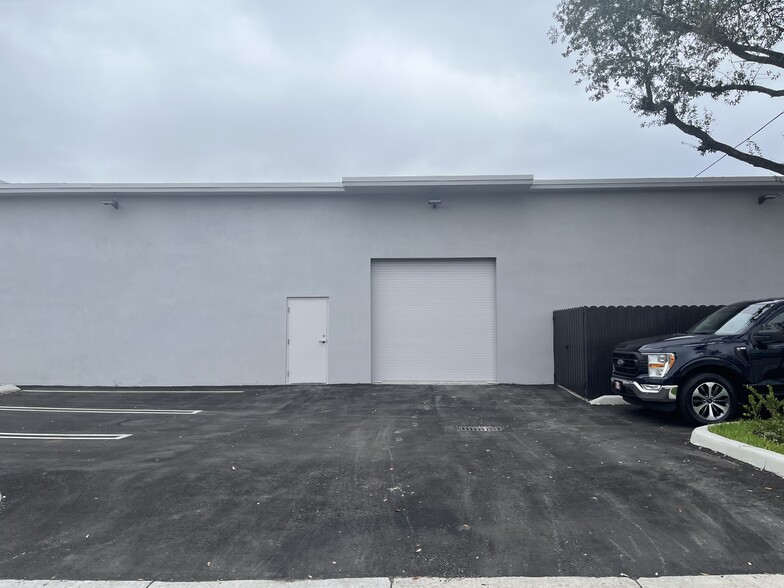 2130 NW 23rd Ave, Miami, FL for lease - Building Photo - Image 3 of 11