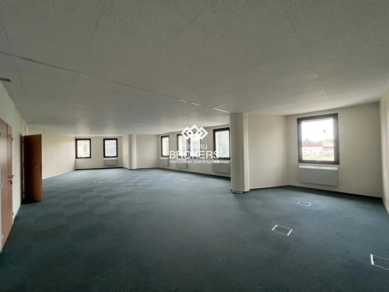 Office in Saint-Aubin for lease - Interior Photo - Image 1 of 8