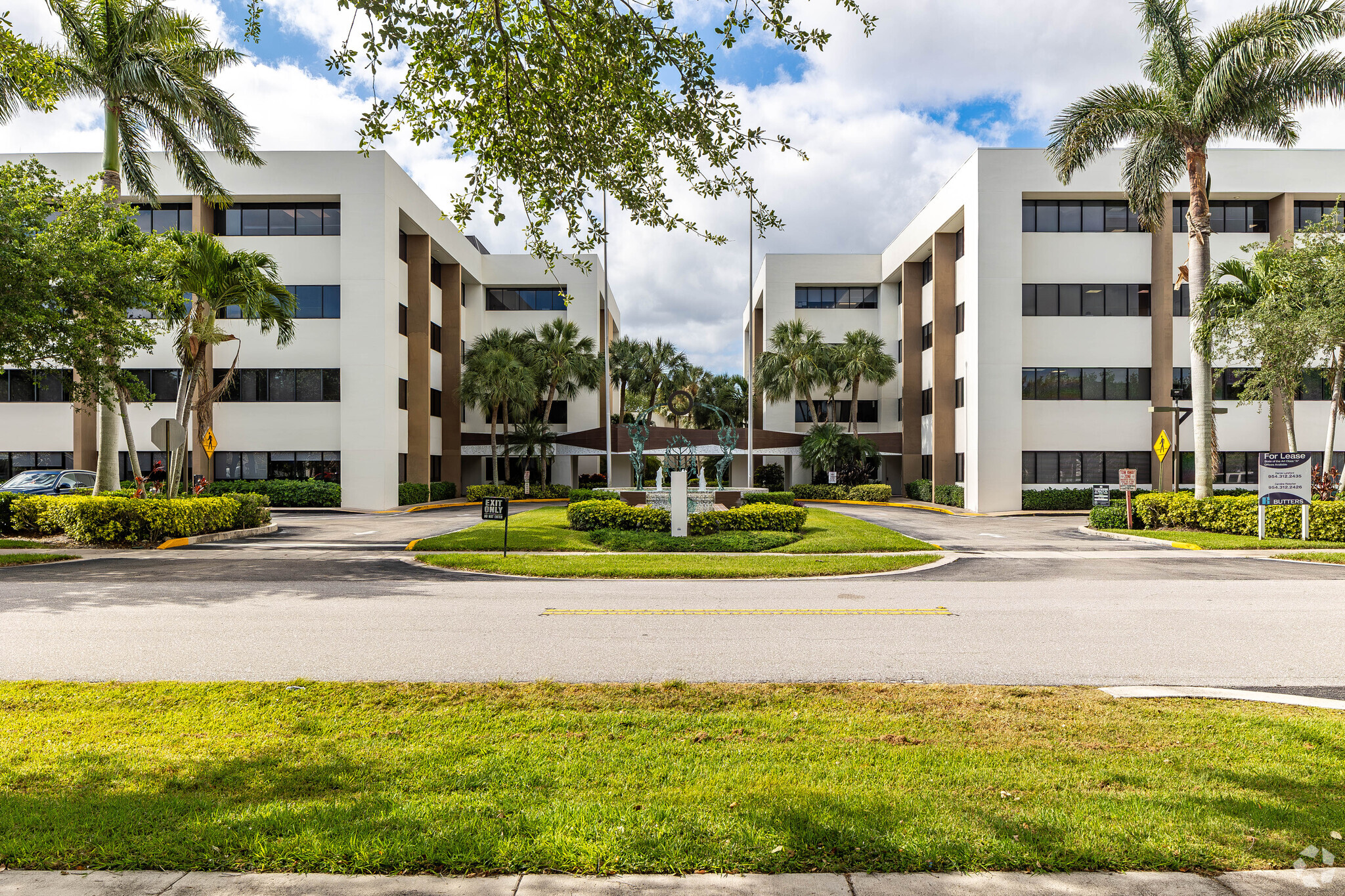 1900 NW Corporate Blvd, Boca Raton, FL for lease Primary Photo- Image 1 of 3