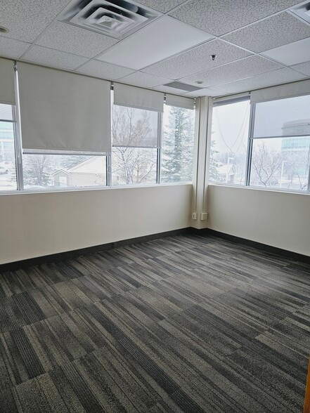 51 Sunpark Dr SE, Calgary, AB for lease - Interior Photo - Image 3 of 10