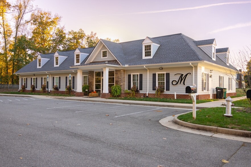 324 Browns Hill Ct, Midlothian, VA for lease - Primary Photo - Image 1 of 50