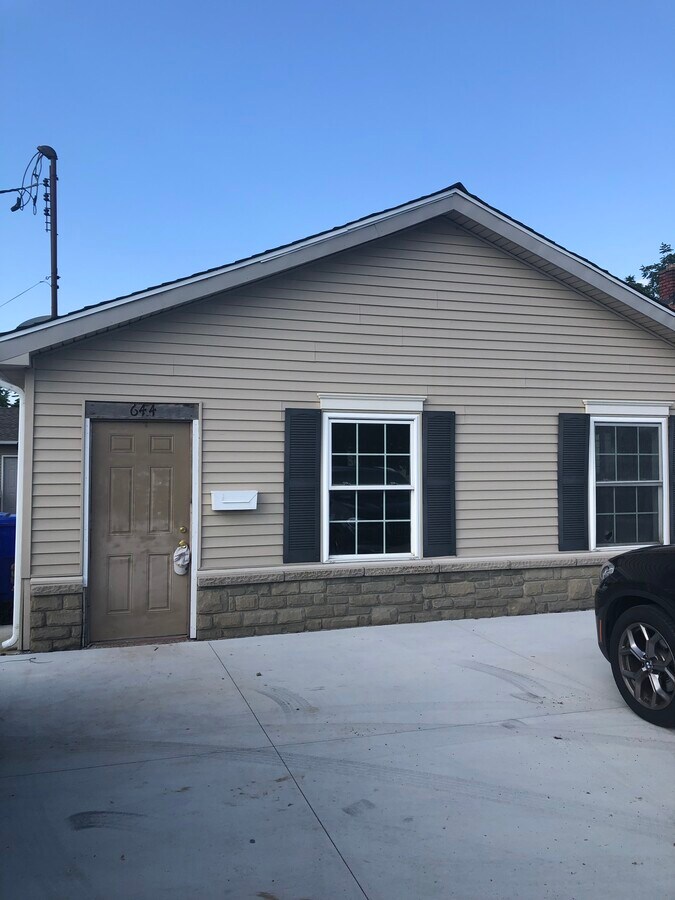 644646 Potters Rd, West Seneca, NY 14224