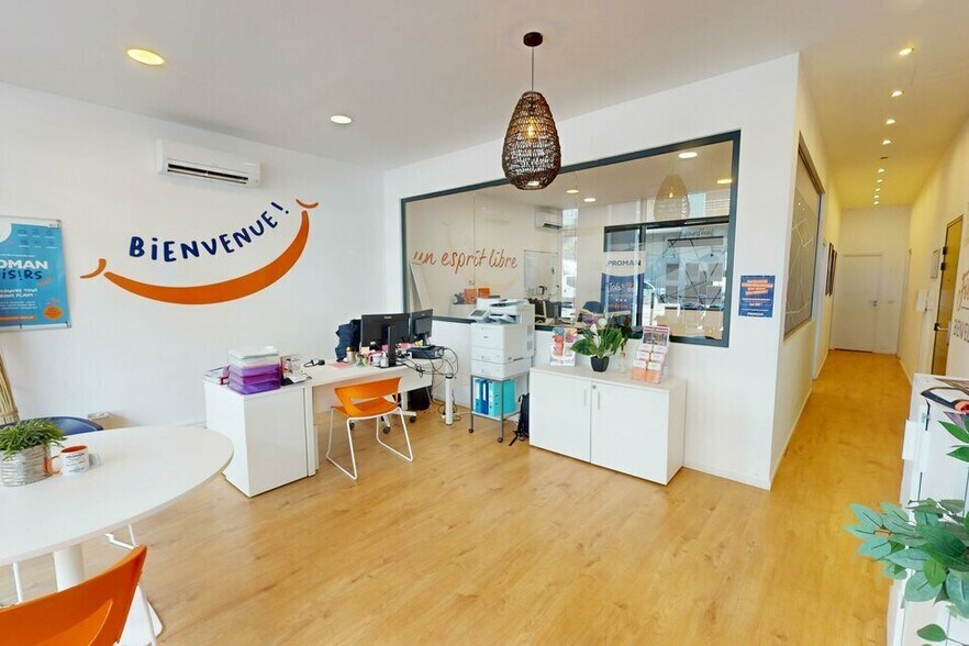 Retail in Nice for lease - Interior Photo - Image 2 of 6