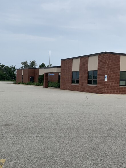 3994 Wequiock Rd, Green Bay, WI for lease - Building Photo - Image 2 of 18