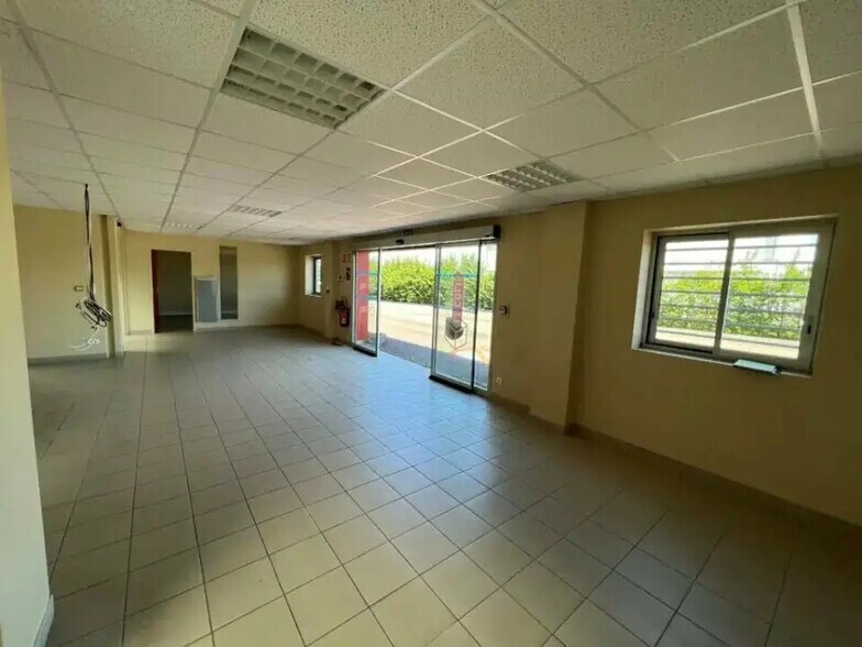 Flex in Bar-sur-Aube for lease - Interior Photo - Image 2 of 9