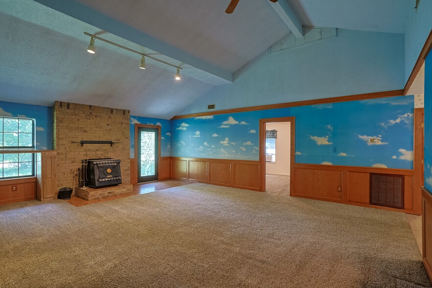 211 Brantley Ln, Magnolia, TX for sale - Interior Photo - Image 3 of 26