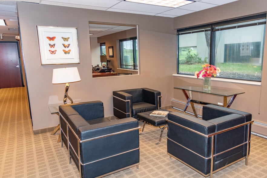 16 Inverness Pl E, Englewood, CO for sale - Interior Photo - Image 3 of 8