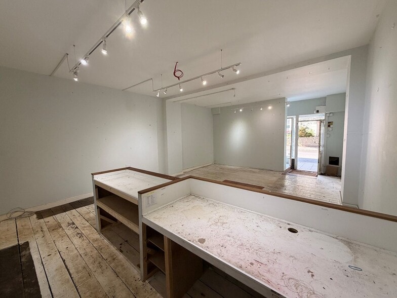 91 Rowlands Rd, Worthing for lease - Interior Photo - Image 3 of 8