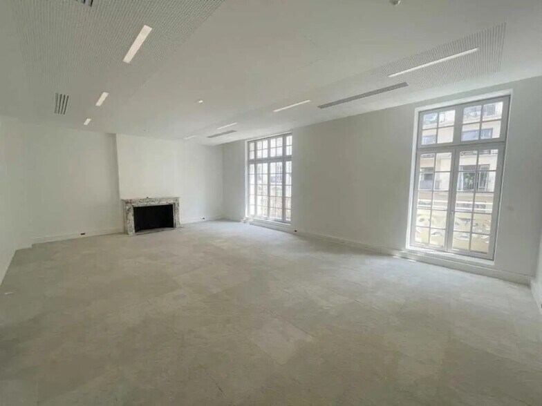 60 Rue Jouffroy D'Abbans, Paris for lease - Building Photo - Image 2 of 21