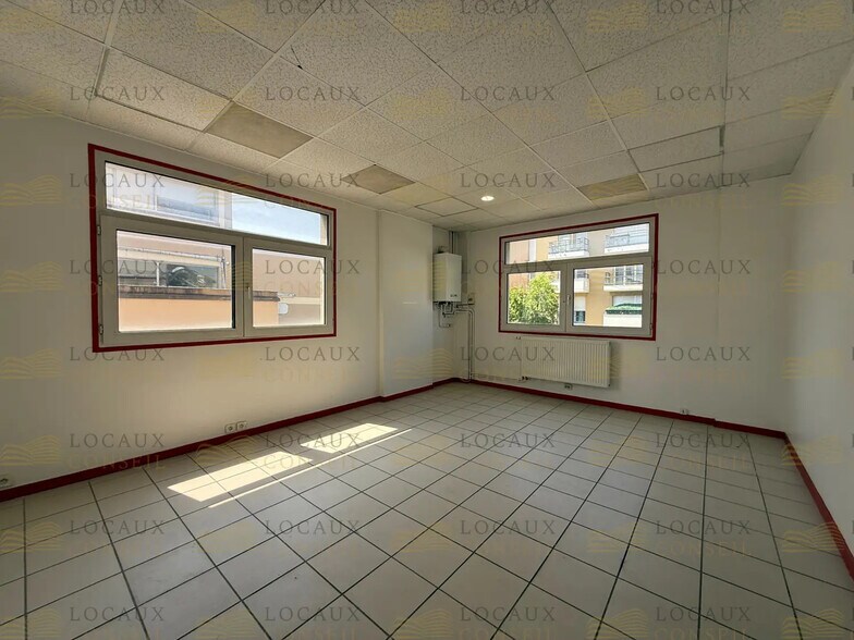 Office in Argenteuil for lease - Building Photo - Image 3 of 4
