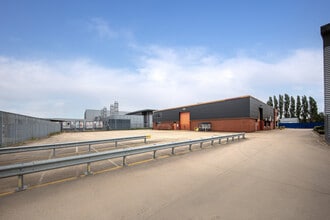 706-707 Stirling Rd, Slough for lease Building Photo- Image 1 of 2