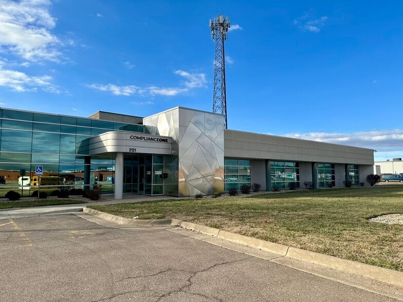 2121 SW Chelsea Dr, Topeka, KS for lease - Building Photo - Image 2 of 14