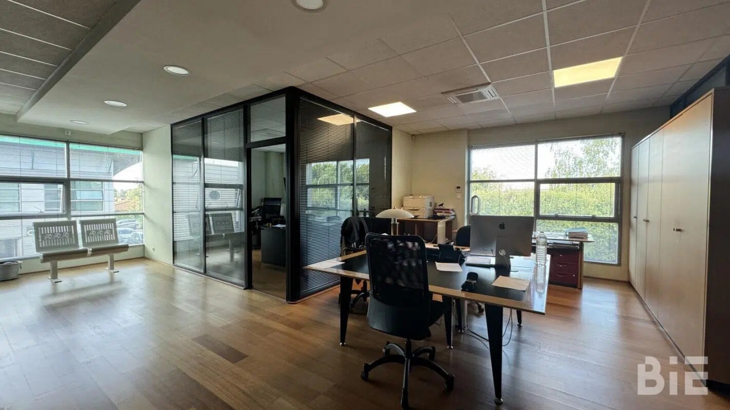 Office in Floirac for lease Interior Photo- Image 1 of 6