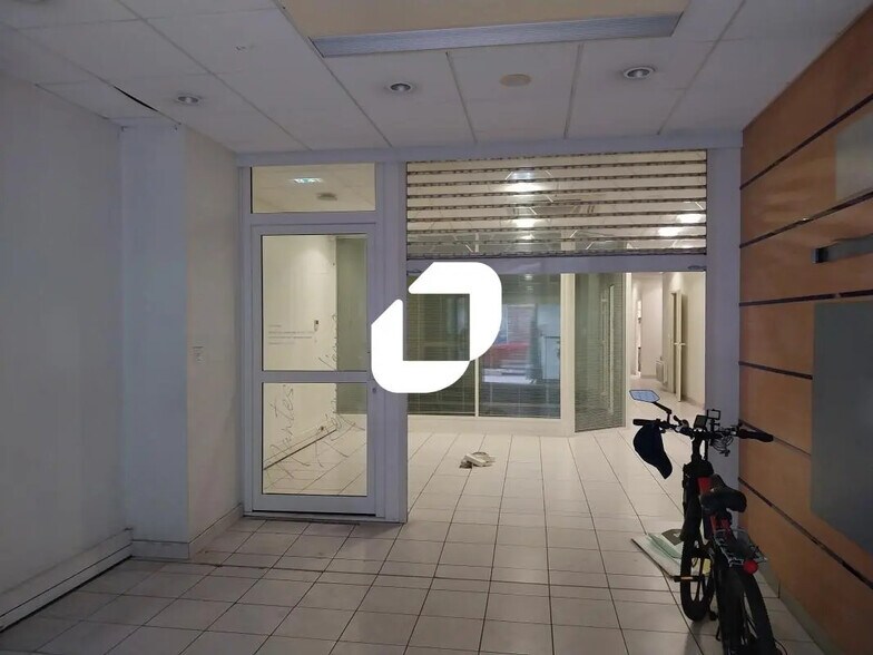 Retail in Nantes for lease - Interior Photo - Image 2 of 15