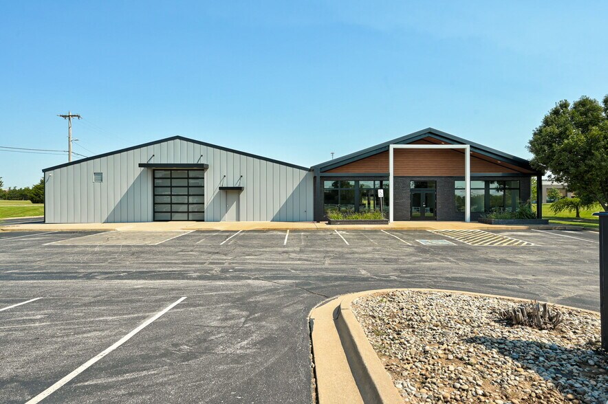 501 E Britton Rd, Oklahoma City, OK for lease - Building Photo - Image 2 of 39
