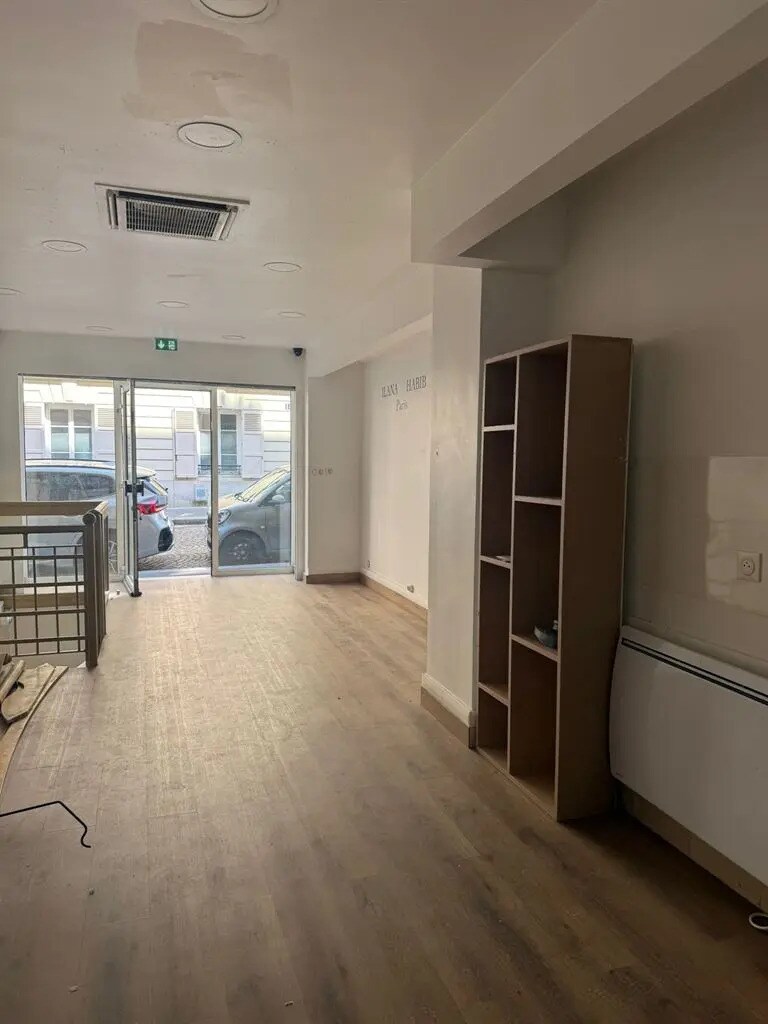 Retail in Paris for lease Interior Photo- Image 1 of 4