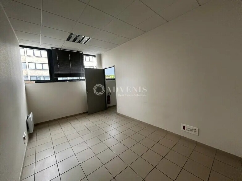Office in Le Mans for lease - Building Photo - Image 3 of 3