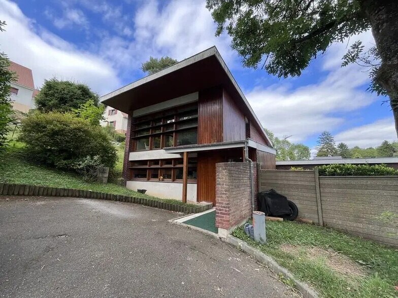 Office in Bois-Guillaume for lease - Building Photo - Image 1 of 5