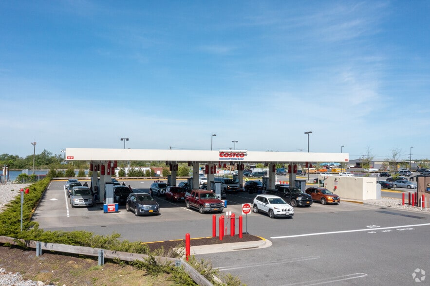 3642 Hampton Rd, Oceanside, NY for sale - Building Photo - Image 2 of 4