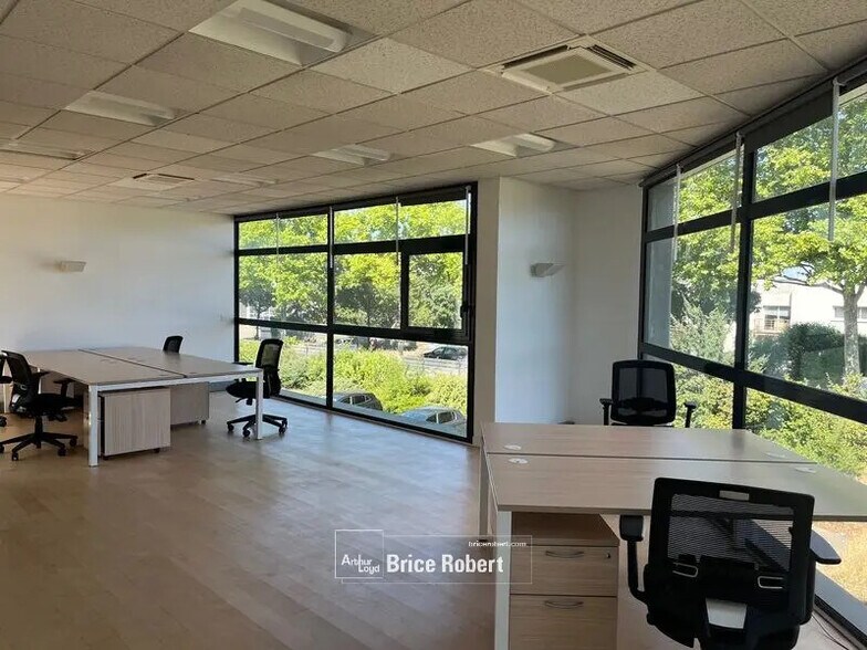 Office in Décines-Charpieu for lease - Building Photo - Image 2 of 8