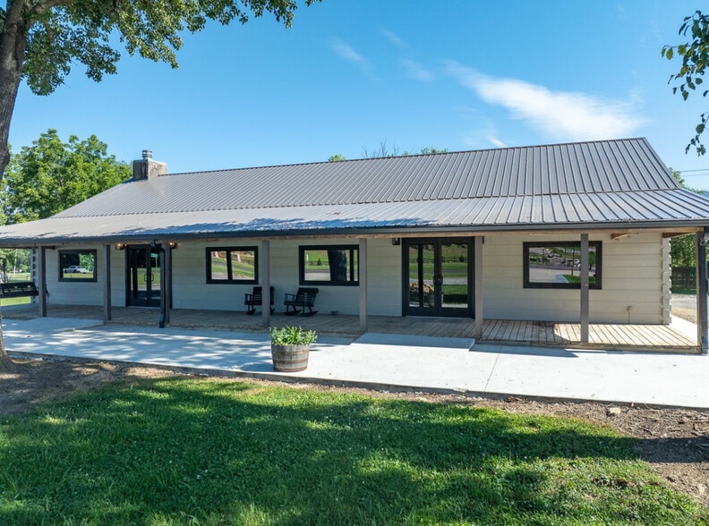 8123 E Lamar Alexander Pky, Townsend, TN for sale - Building Photo - Image 1 of 58