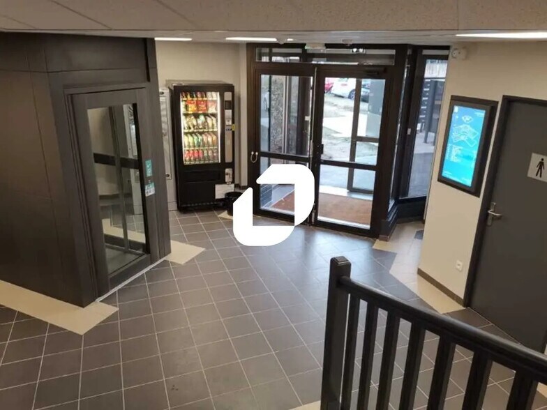 Office in SAINT-OUEN-L'AUMONE for lease - Lobby - Image 2 of 7