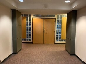 675 Old Ballas Rd, Creve Coeur, MO for lease Building Photo- Image 1 of 18