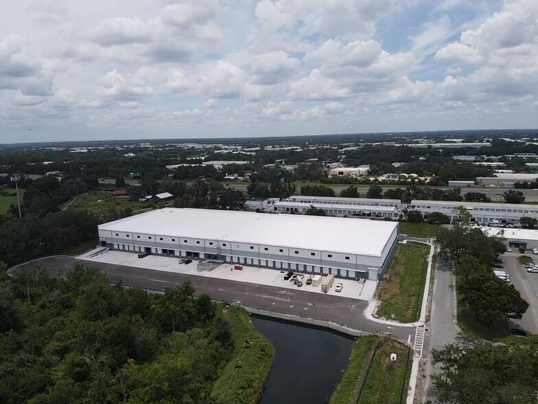 6111 Johns Rd, Tampa, FL for lease - Building Photo - Image 2 of 11