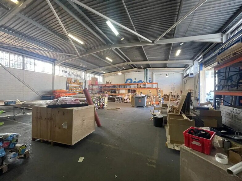 Industrial in Carros for lease - Building Photo - Image 2 of 14