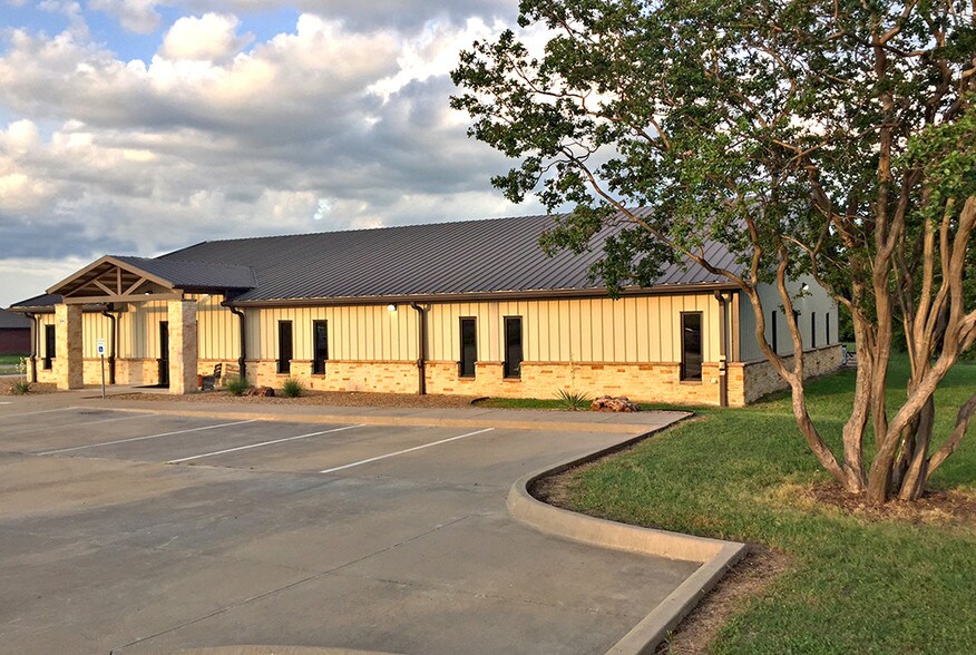 2504 N Center St, Bonham, TX for sale - Other - Image 1 of 1