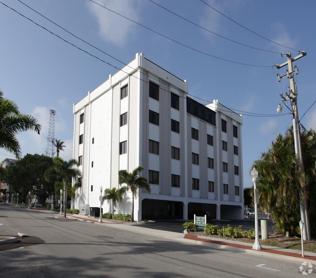 1375 Jackson St, Fort Myers, FL 33901