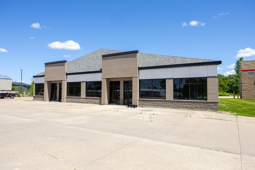 2411 2nd St, Coralville, IA for lease - Building Photo - Image 2 of 16