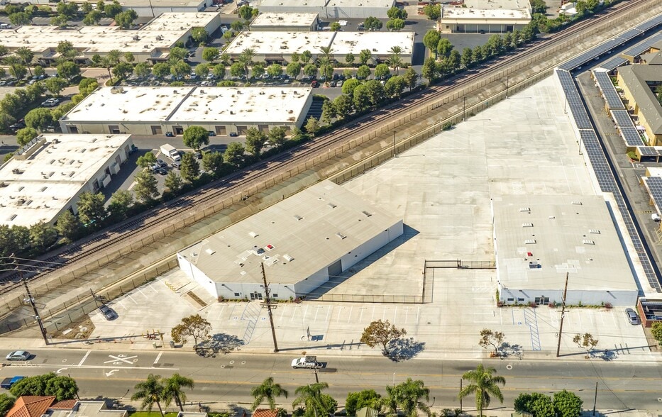 922-926 S Lyon St, Santa Ana, CA for lease - Building Photo - Image 1 of 12