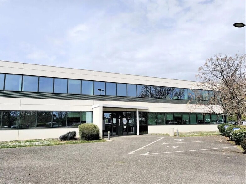 Office in Bruguières for lease - Building Photo - Image 1 of 10