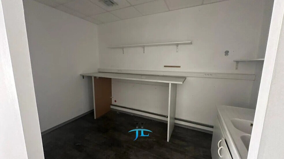 Retail in Langon for lease - Interior Photo - Image 2 of 13