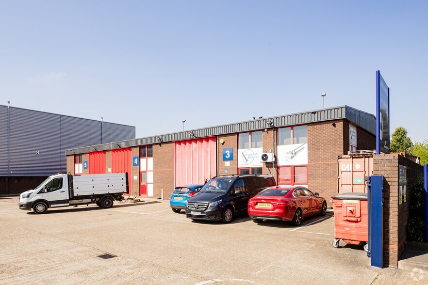 Central Way, Feltham for sale - Primary Photo - Image 1 of 1