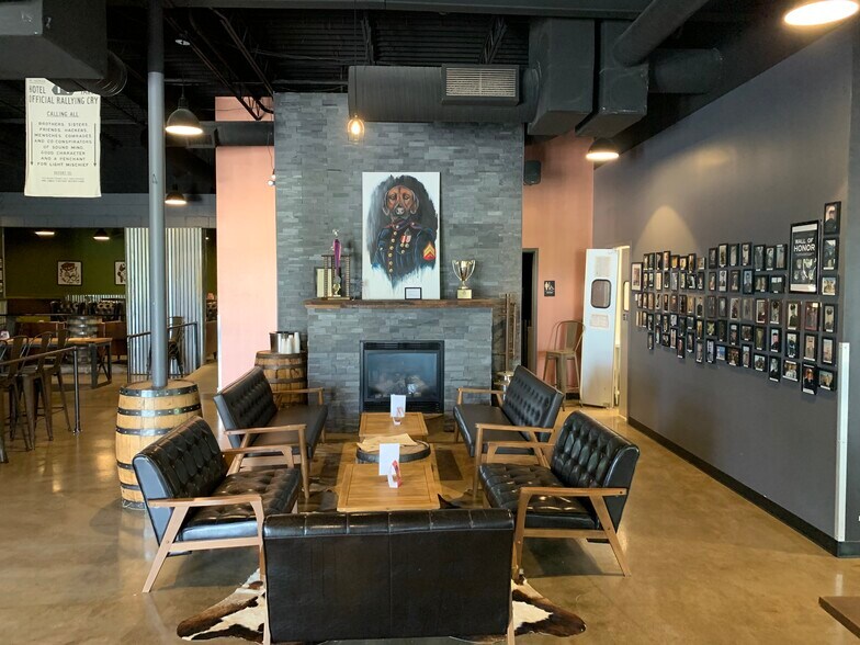 10615 Zionsville Rd, Zionsville, IN 46077 3,400 SF Restaurant & Bar w/ Large Patio