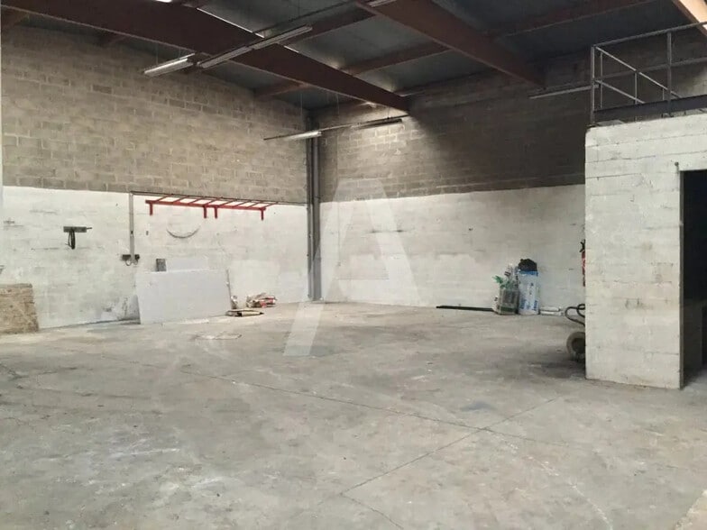 Flex in Émerainville for lease - Interior Photo - Image 1 of 5