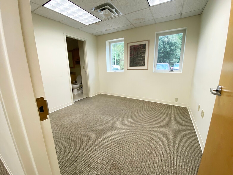 21 Northwestern Dr, Salem, NH for lease - Interior Photo - Image 3 of 7