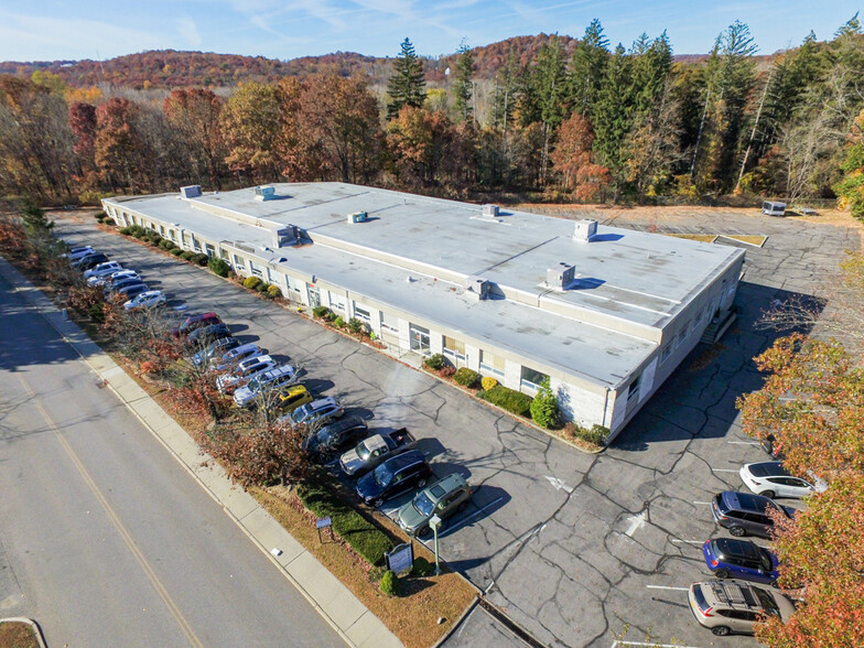 40 Radio Circle Dr, Mount Kisco, NY for lease - Building Photo - Image 3 of 10